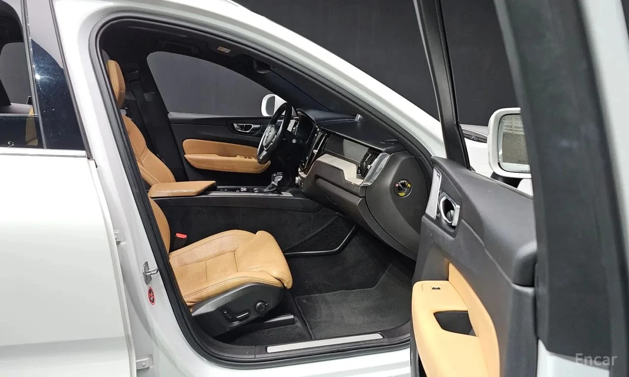 Volvo XC60 * D5 Inscription * ОБДУХВАНЕ * 360* АВТОКРЕДИТ* , снимка 17 - Автомобили и джипове - 56131512