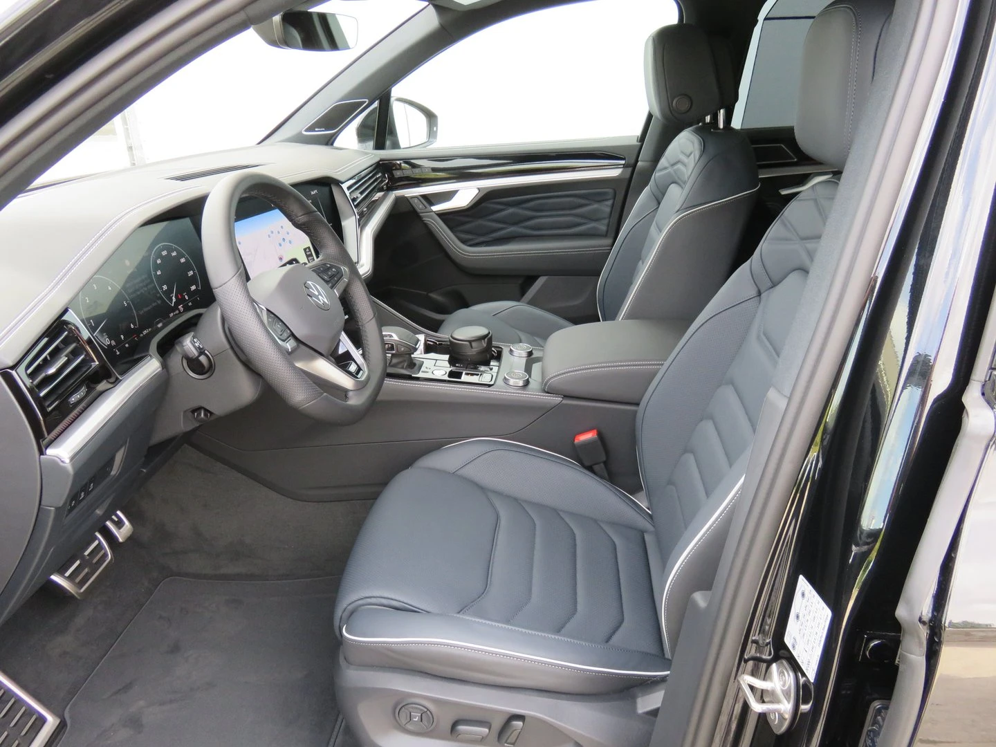 VW Touareg, снимка 4 - Автомобили и джипове - 56420612