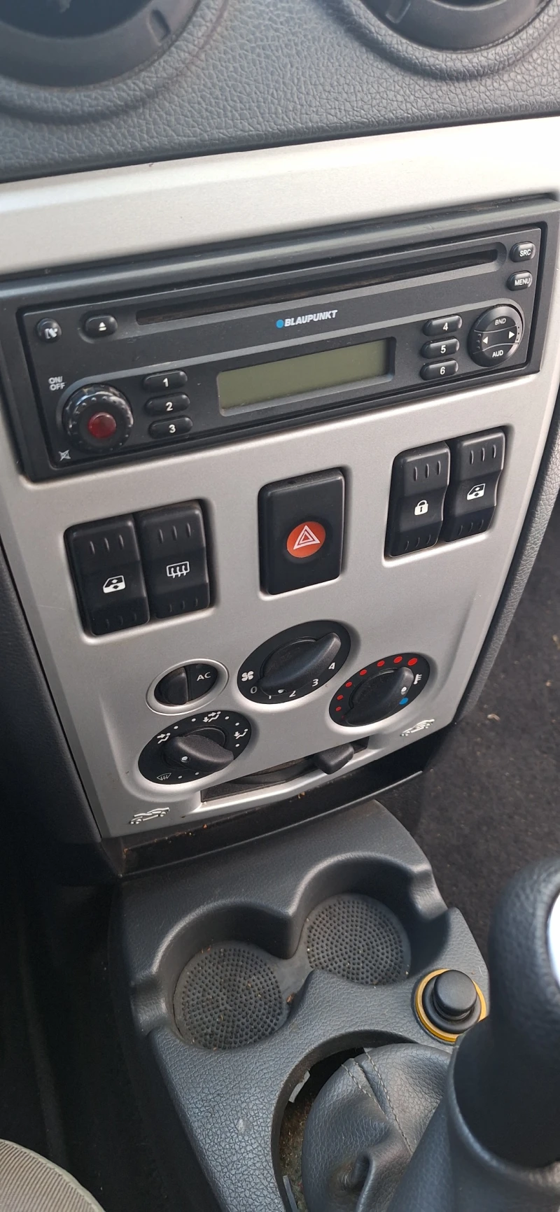 Dacia Logan, снимка 6 - Автомобили и джипове - 53083951