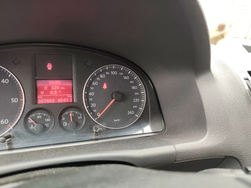 VW Touran, снимка 7 - Автомобили и джипове - 53296210