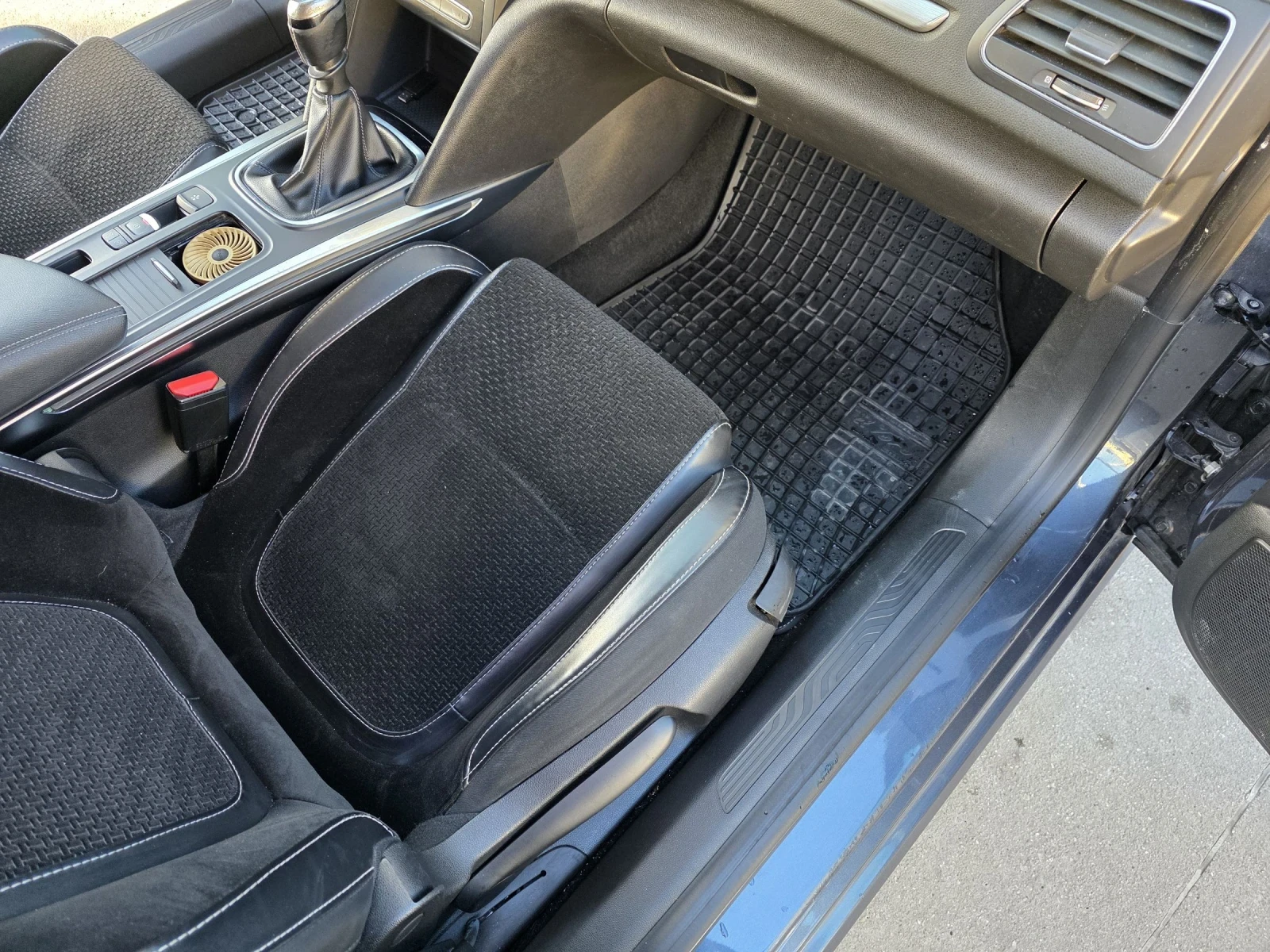 Renault Megane 1.5 dci Intens, снимка 13 - Автомобили и джипове - 53824914