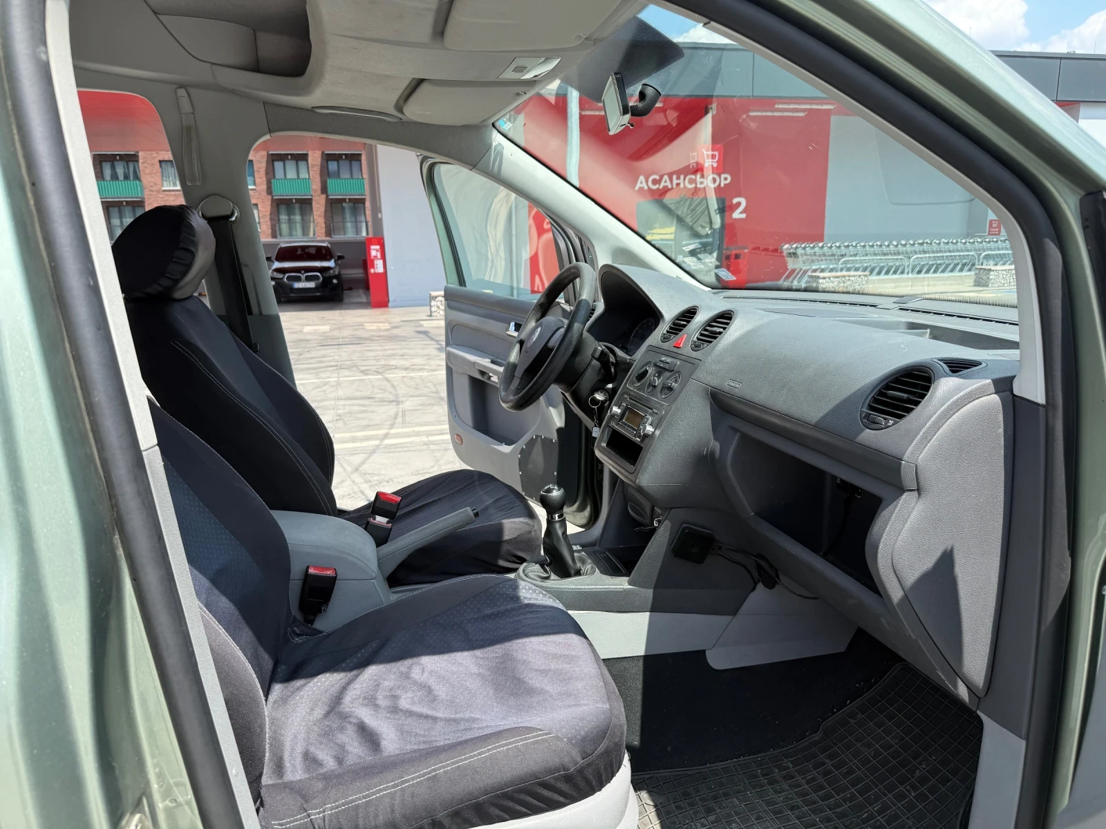 VW Caddy MAXI 1.6i ГАЗ, снимка 9 - Автомобили и джипове - 54032358