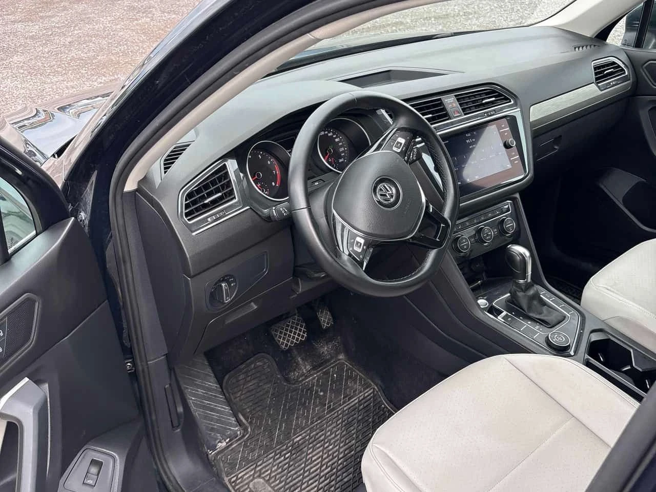 VW Tiguan * ОТ ПРЕДСТАВИТЕЛСТВО НА VOLKSWAGEN * АВТОКРЕДИТ *, снимка 7 - Автомобили и джипове - 55184741