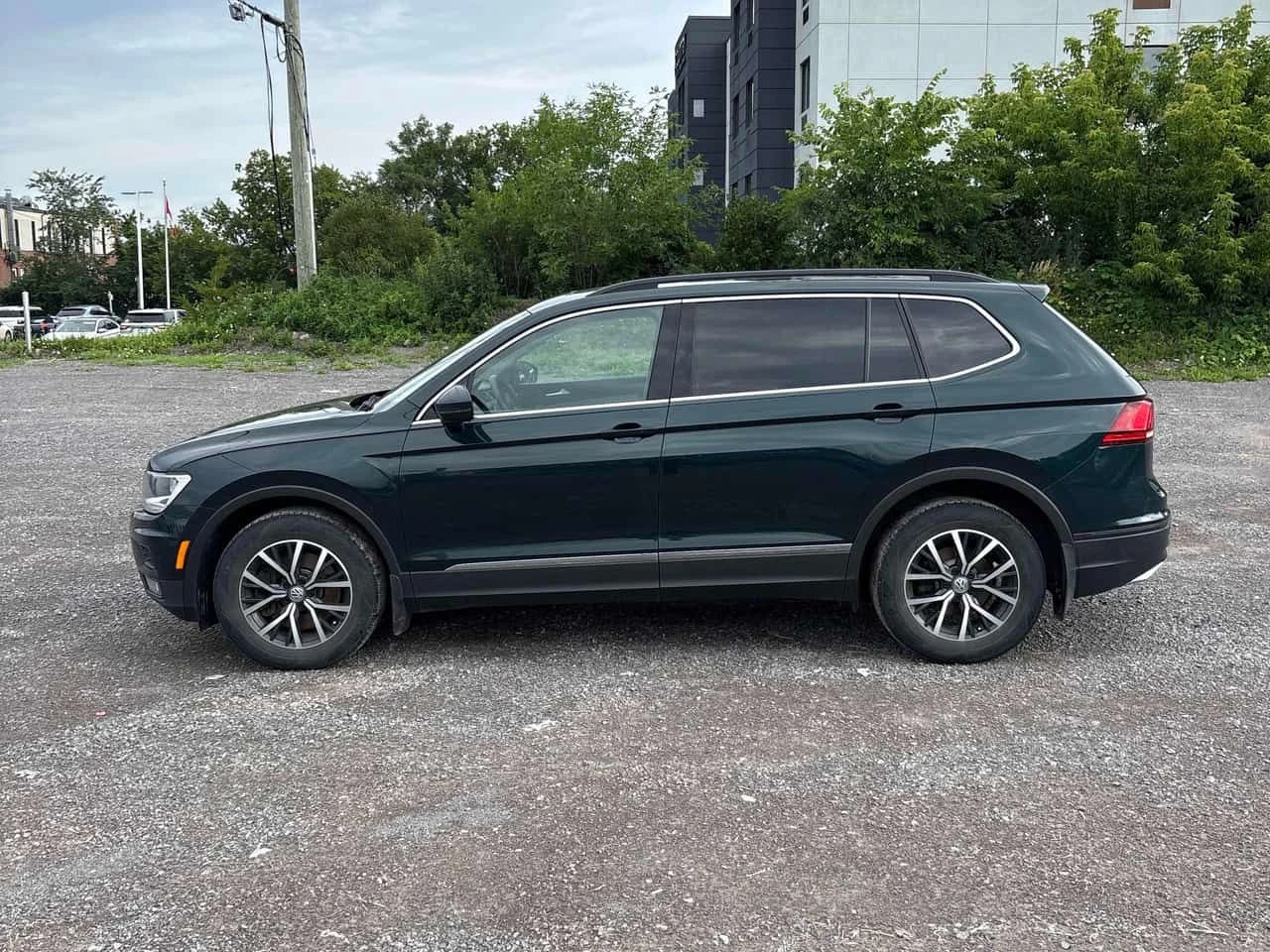 VW Tiguan * ОТ ПРЕДСТАВИТЕЛСТВО НА VOLKSWAGEN * АВТОКРЕДИТ *, снимка 2 - Автомобили и джипове - 55184741