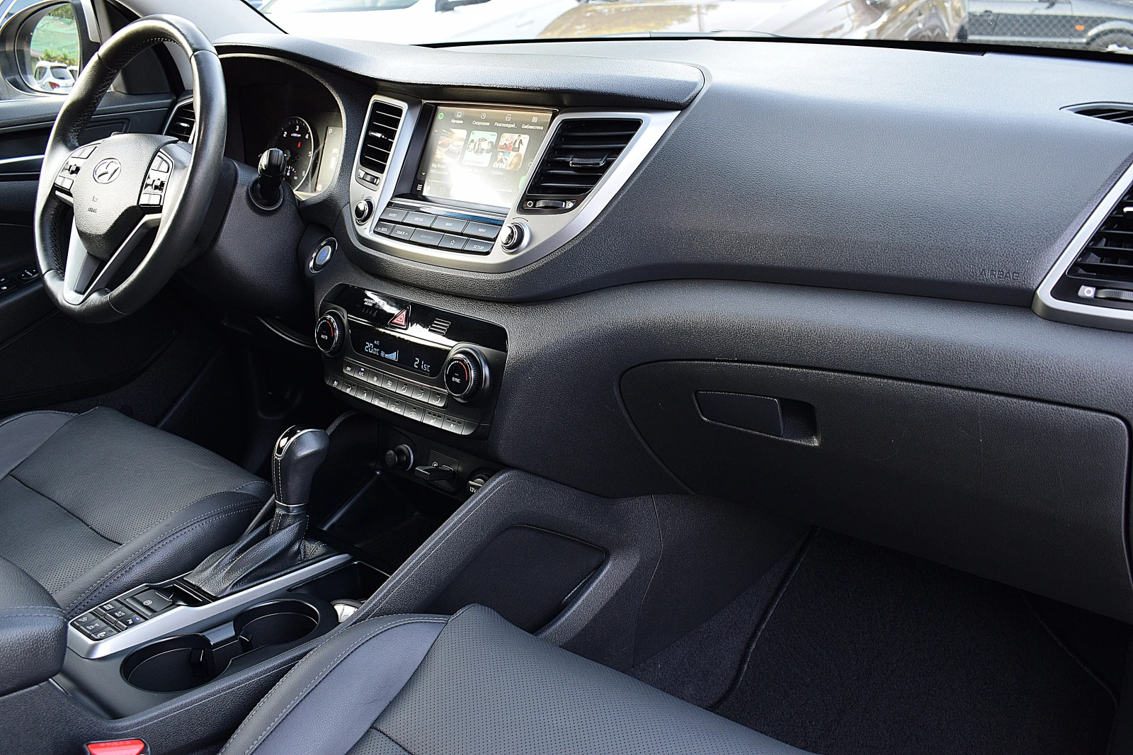 Hyundai Tucson 2.0ШВЕЙЦАРИЯ/100000km/VERTEX/4x4/АВТОМАТ/ОБДУХВАНЕ, снимка 13 - Автомобили и джипове - 55289293
