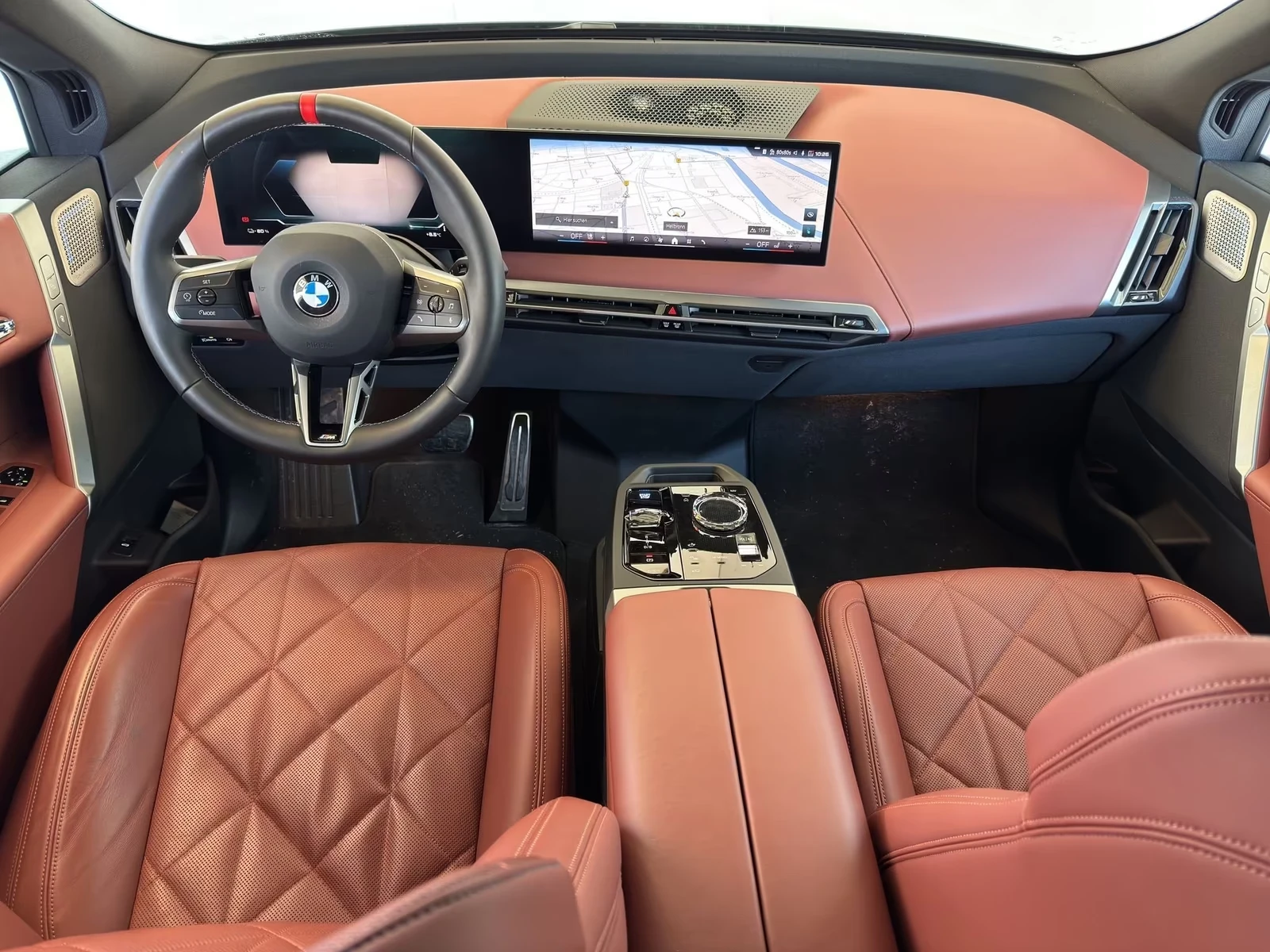 BMW iX M70 xDrive / B&W / SKY LOUNGE / 360 / HUD / AIR, снимка 8 - Автомобили и джипове - 55557271