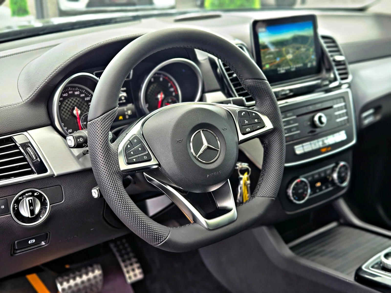 Mercedes-Benz GLE 43 AMG SHADOW/GERMANY/PANO/360CAMERA/CAR PLAY/AMBIENT/LIZ, снимка 11 - Автомобили и джипове - 54055816