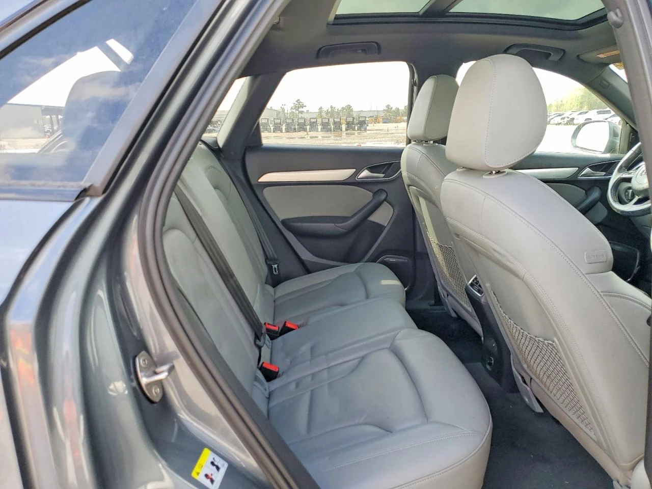 Audi Q3 PRESTIGE / 2.0 TFSI Turbo / S-Line / РЕАЛНИ КМ! / , снимка 11 - Автомобили и джипове - 54656316