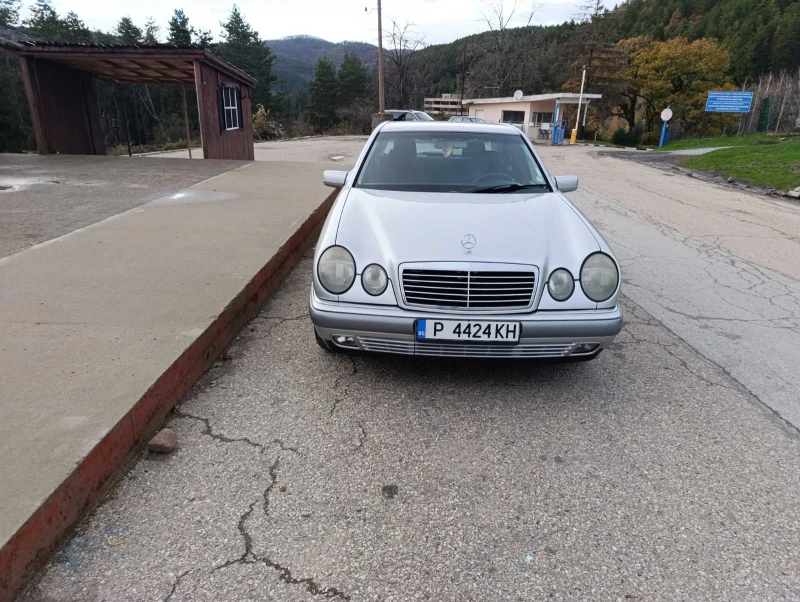 Mercedes-Benz E 200, снимка 3 - Автомобили и джипове - 52500400
