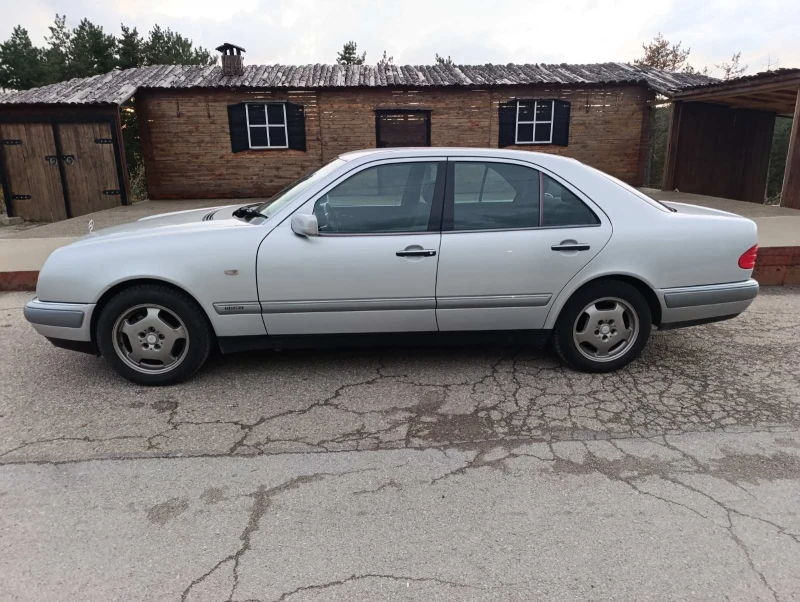 Mercedes-Benz E 200, снимка 7 - Автомобили и джипове - 52500400