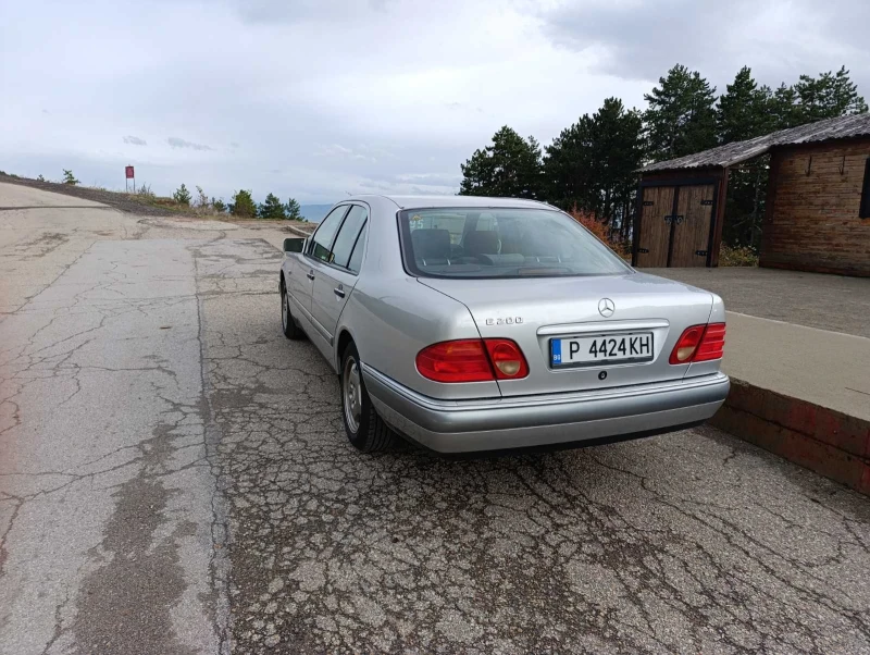 Mercedes-Benz E 200, снимка 6 - Автомобили и джипове - 52500400