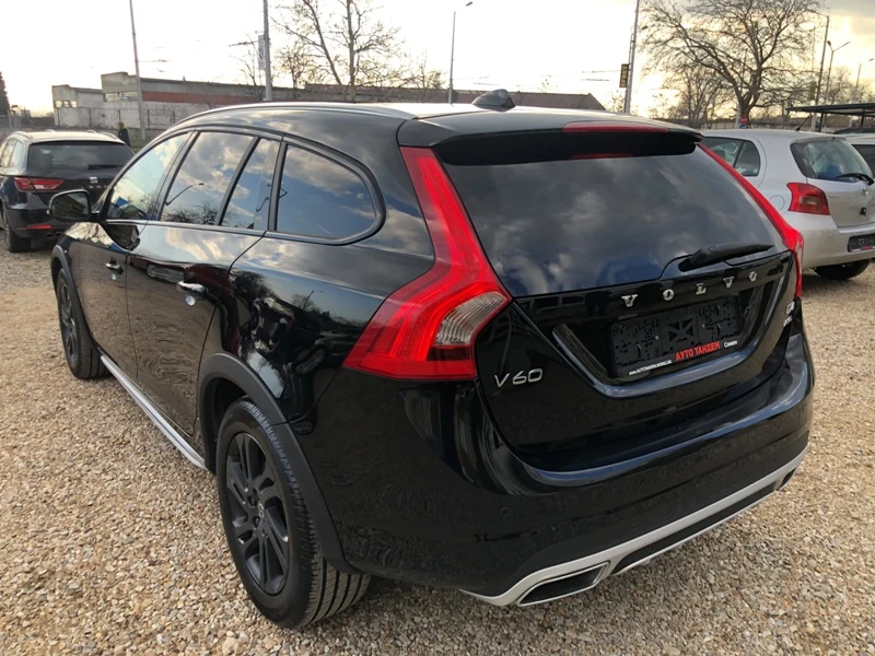 Volvo V60 Cross Country D5-2.4 D-4x4/DISTRONIC-FULL-УНИКАТ-ТОП СЪСТОЯНИЕ, снимка 6 - Автомобили и джипове - 48984171