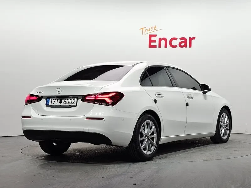 Mercedes-Benz 220 Sedan, снимка 2 - Автомобили и джипове - 55037092