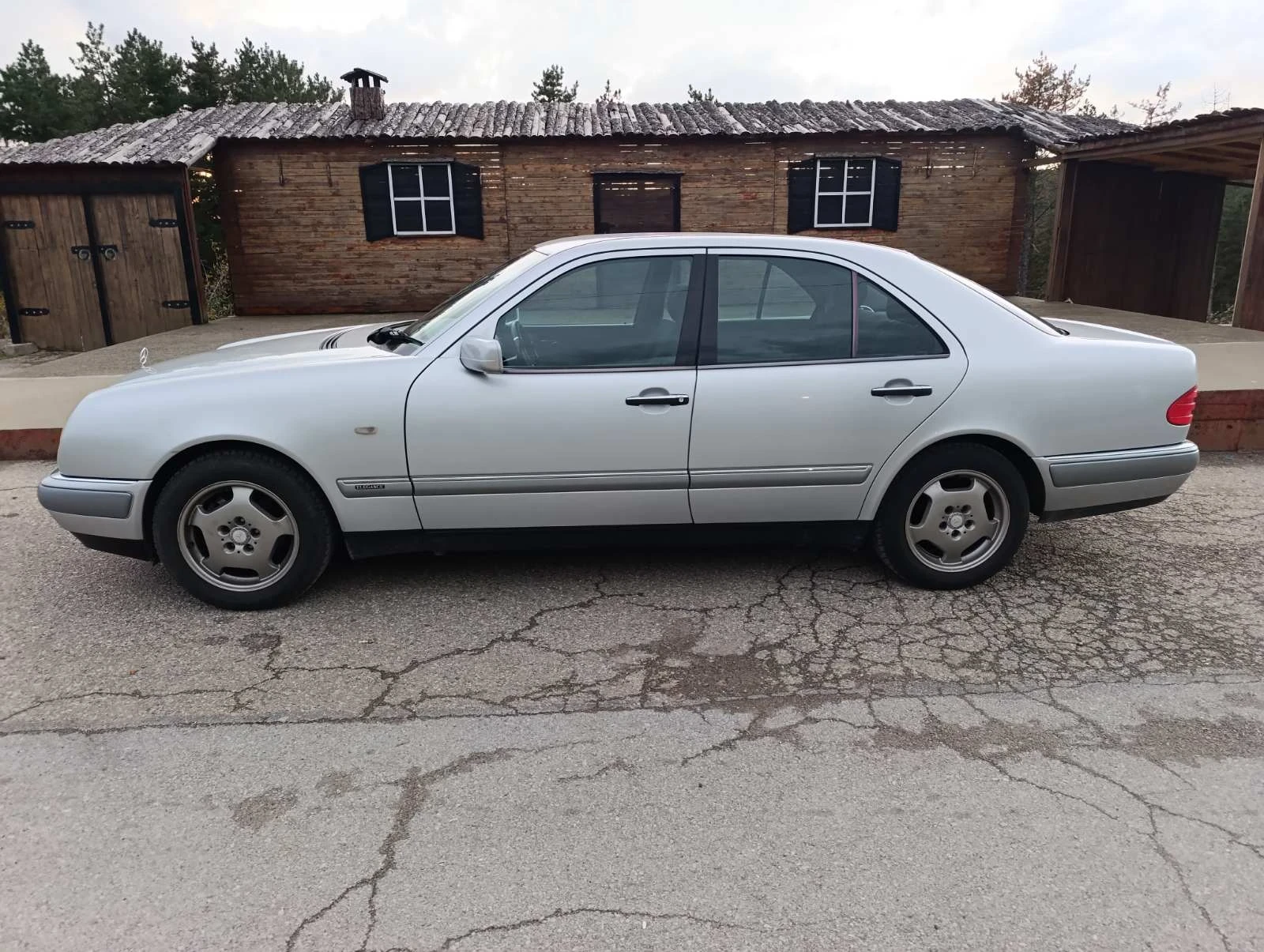 Mercedes-Benz E 200  - изображение 7