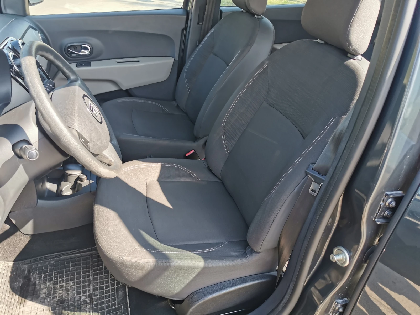 Dacia Lodgy 1.5 DCI, снимка 12 - Автомобили и джипове - 53712154