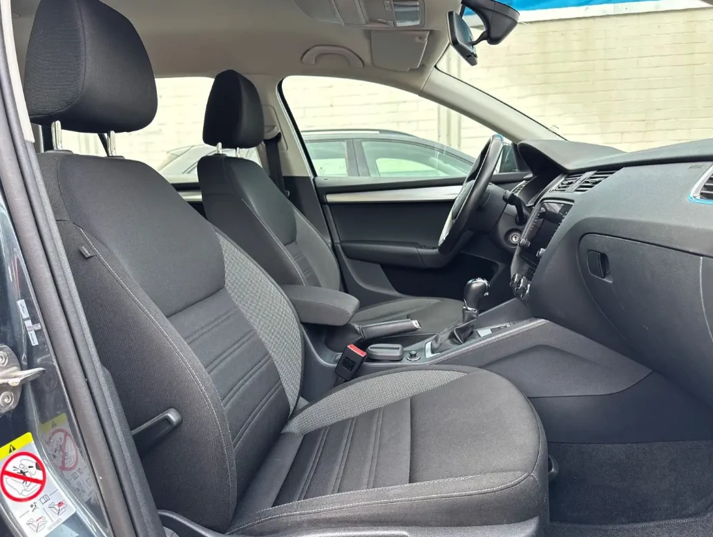 Skoda Octavia 2.0 TDI DSG Ambition Navi Shz CarPlay, снимка 3 - Автомобили и джипове - 54845240