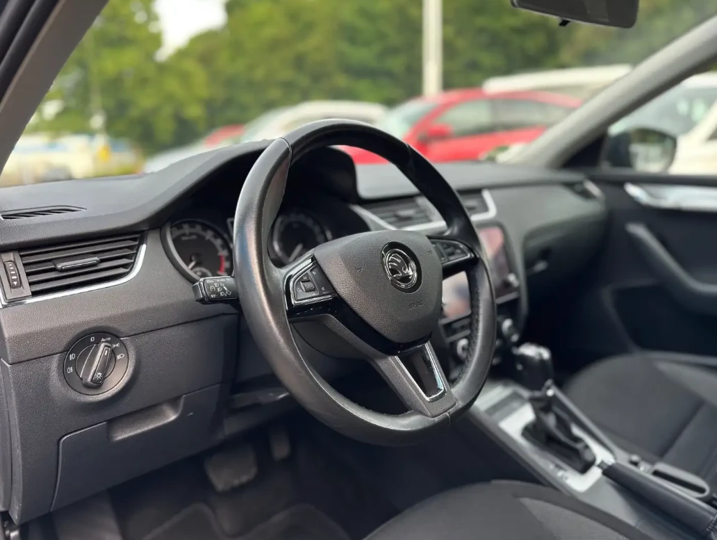 Skoda Octavia 2.0 TDI DSG Ambition Navi Shz CarPlay, снимка 5 - Автомобили и джипове - 54845240