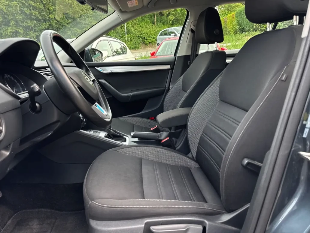 Skoda Octavia 2.0 TDI DSG Ambition Navi Shz CarPlay, снимка 4 - Автомобили и джипове - 54845240