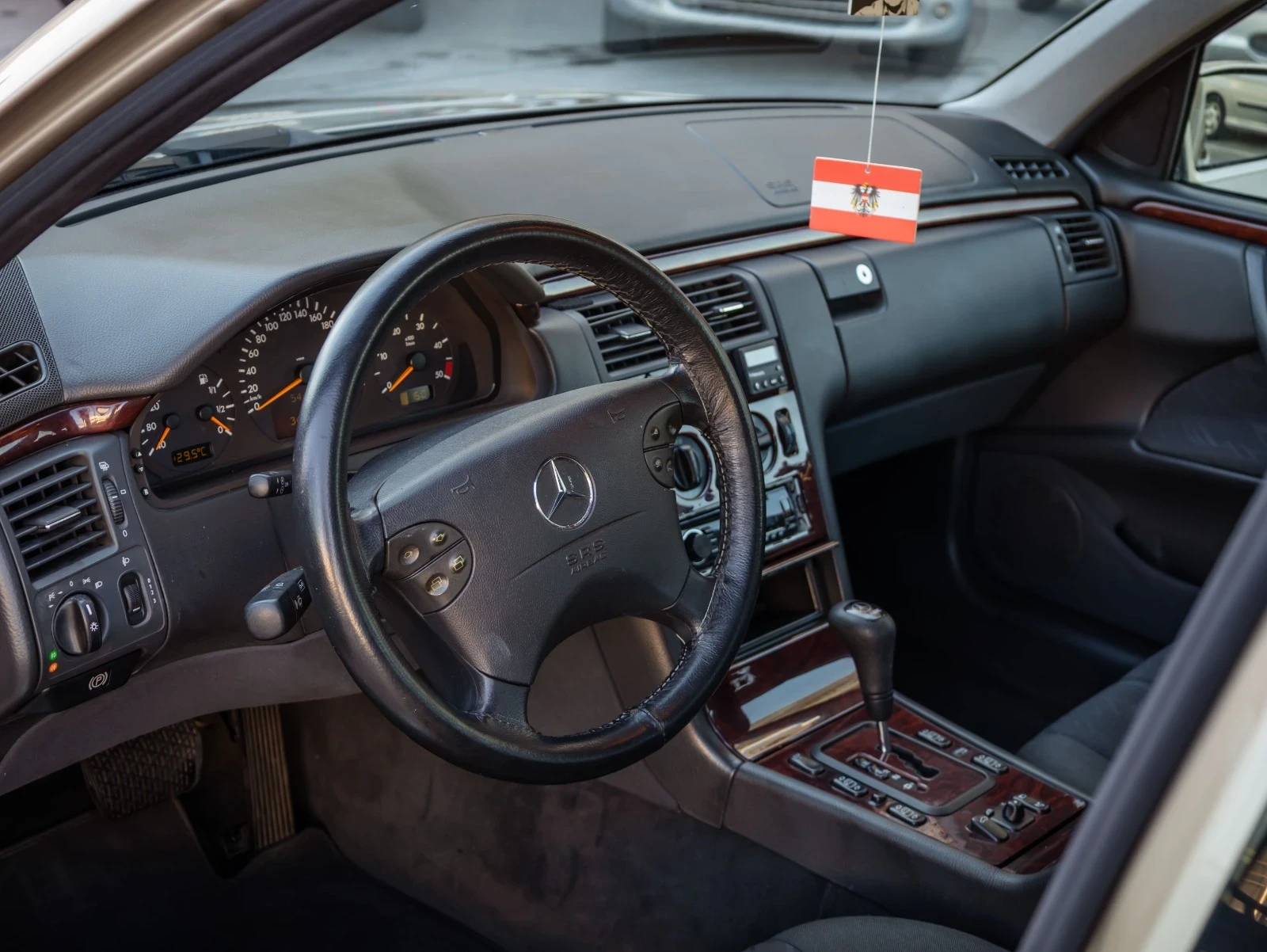 Mercedes-Benz E 320, снимка 10 - Автомобили и джипове - 55673471