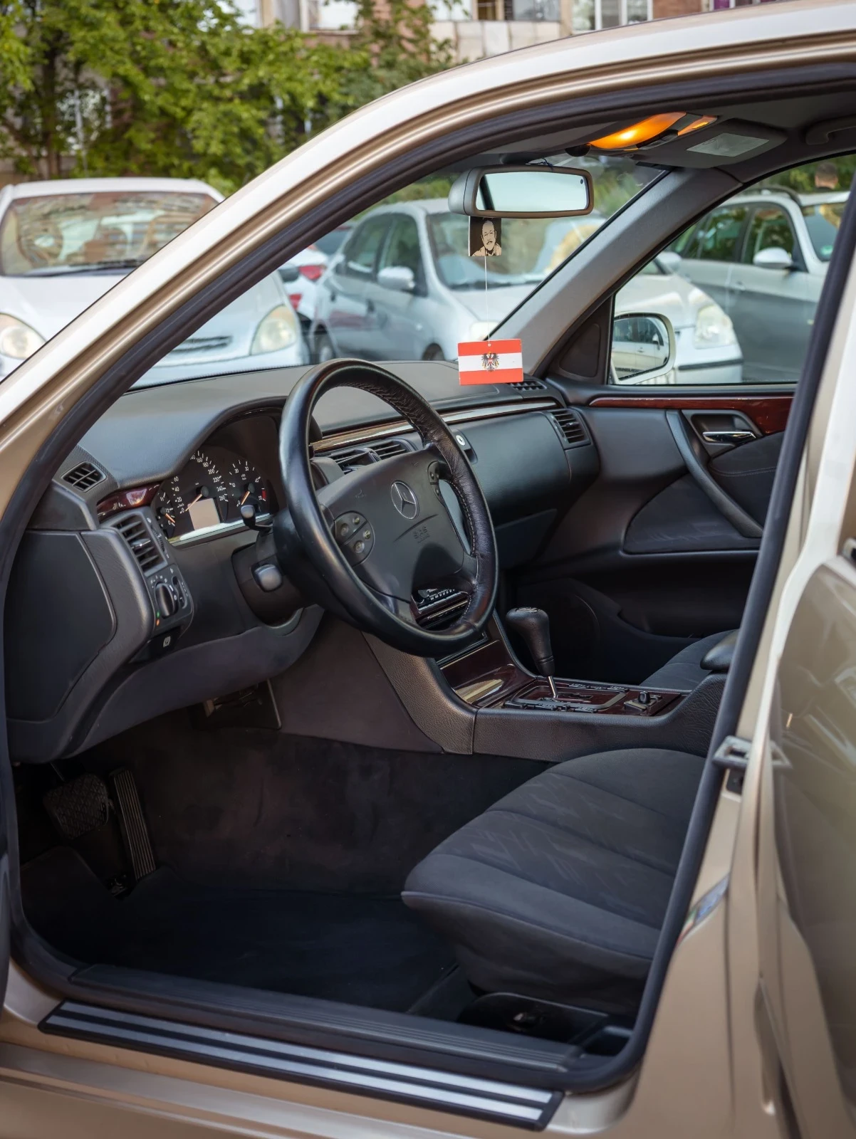 Mercedes-Benz E 320, снимка 11 - Автомобили и джипове - 55673471