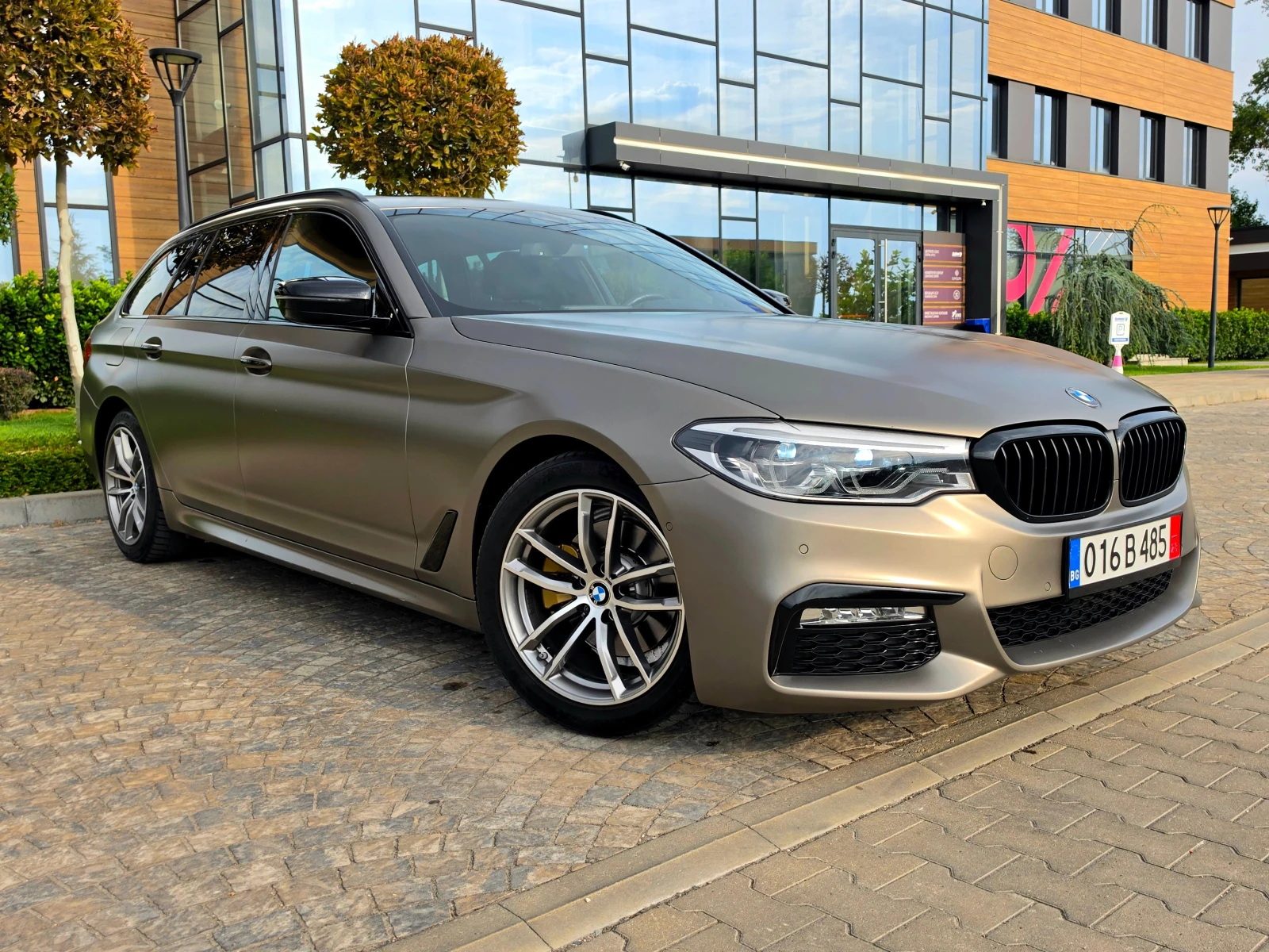 BMW 520 G31* M-PACK* PANORAMA* HEAD UP* , снимка 3 - Автомобили и джипове - 56044291