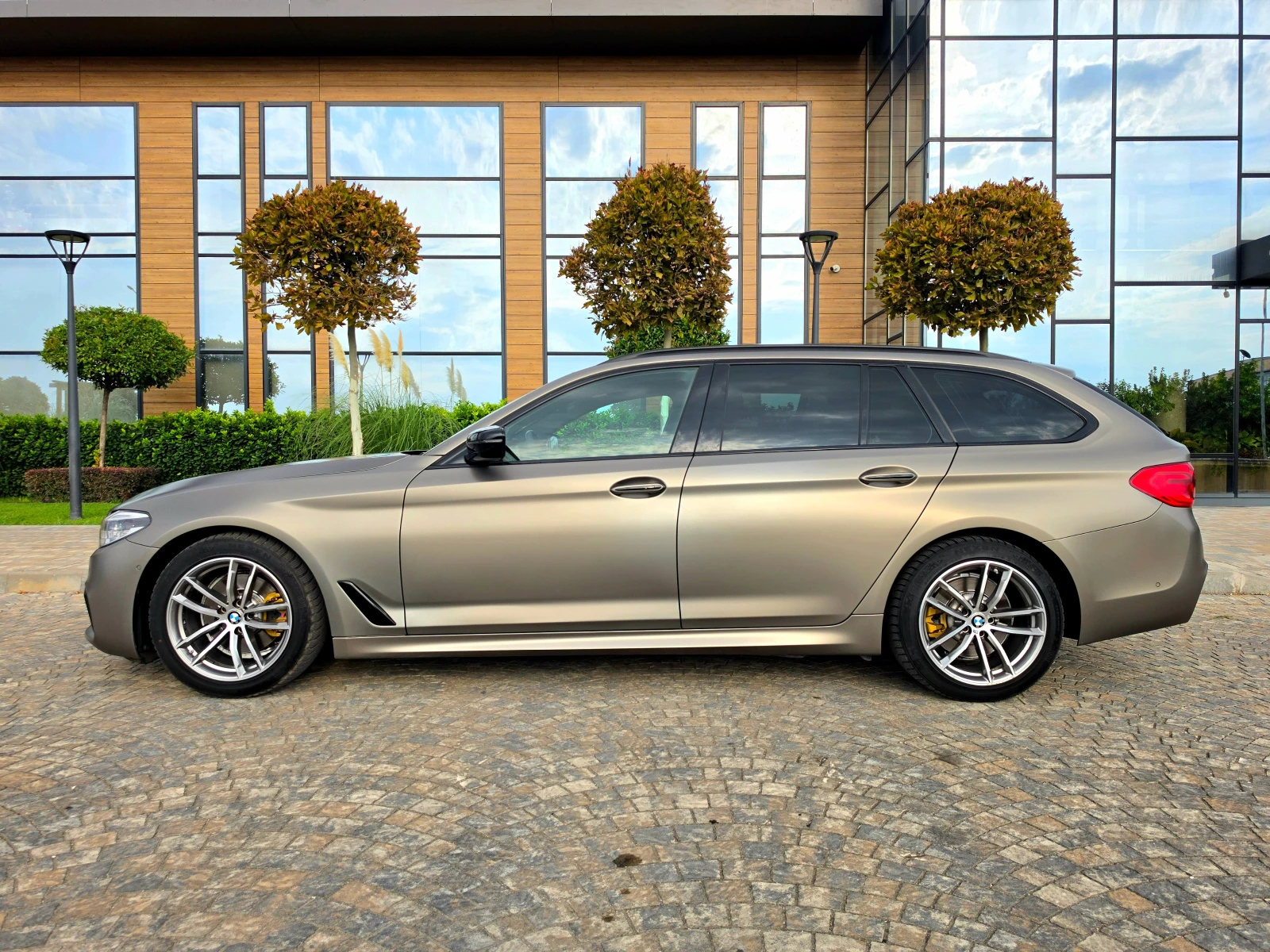 BMW 520 G31* M-PACK* PANORAMA* HEAD UP* , снимка 8 - Автомобили и джипове - 56044291