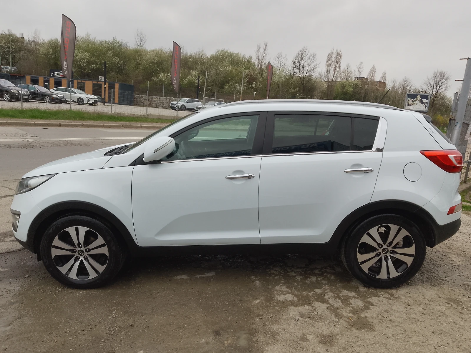 Kia Sportage 1.7 CRDI/НАПЪЛНО ОБСЛУЖЕНА, снимка 8 - Автомобили и джипове - 54165411