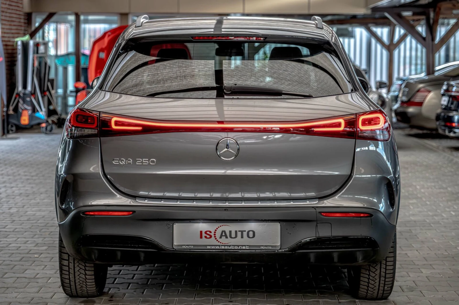 Mercedes-Benz EQA 250/AMG Line/Ambient/Подгрев/Memory/MBUX/Камера, снимка 4 - Автомобили и джипове - 55078499