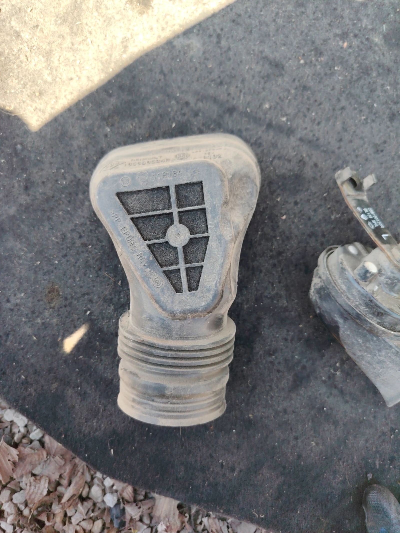 165558534 R въздуховод за Дачия Сандеро