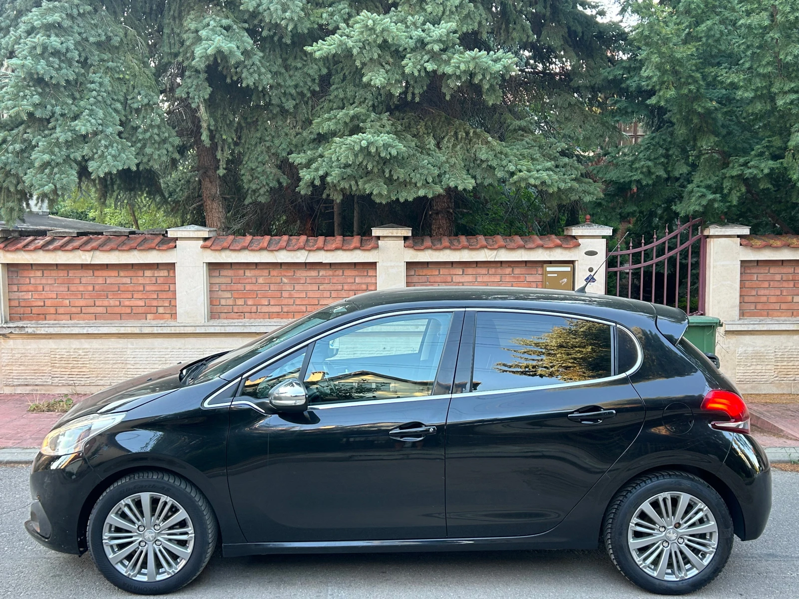 Peugeot 208 1, 6GT LINE BLUE HDI - изображение 7
