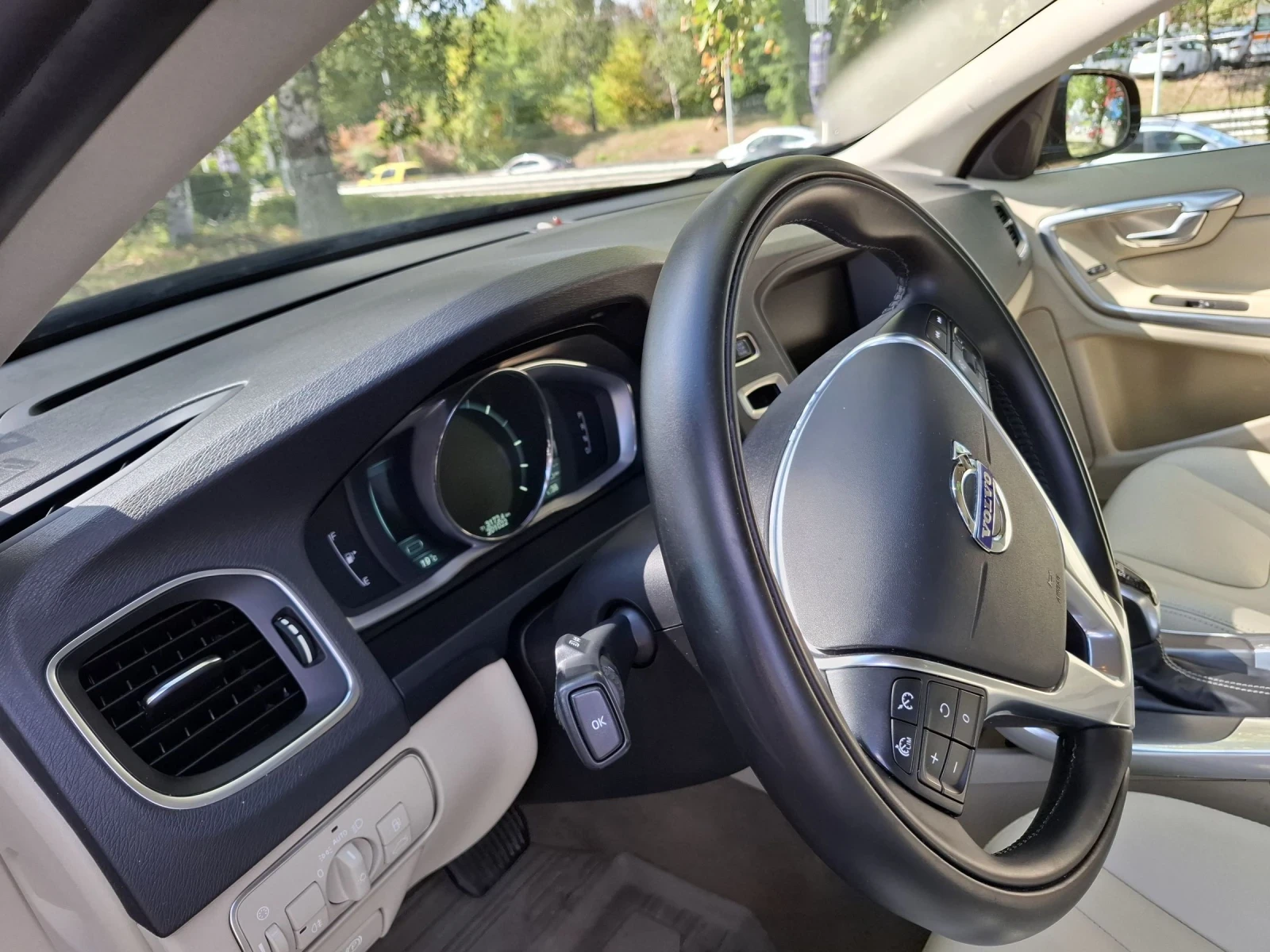 Volvo V60 2.4 D6 Plug in hibryd Summum - изображение 6