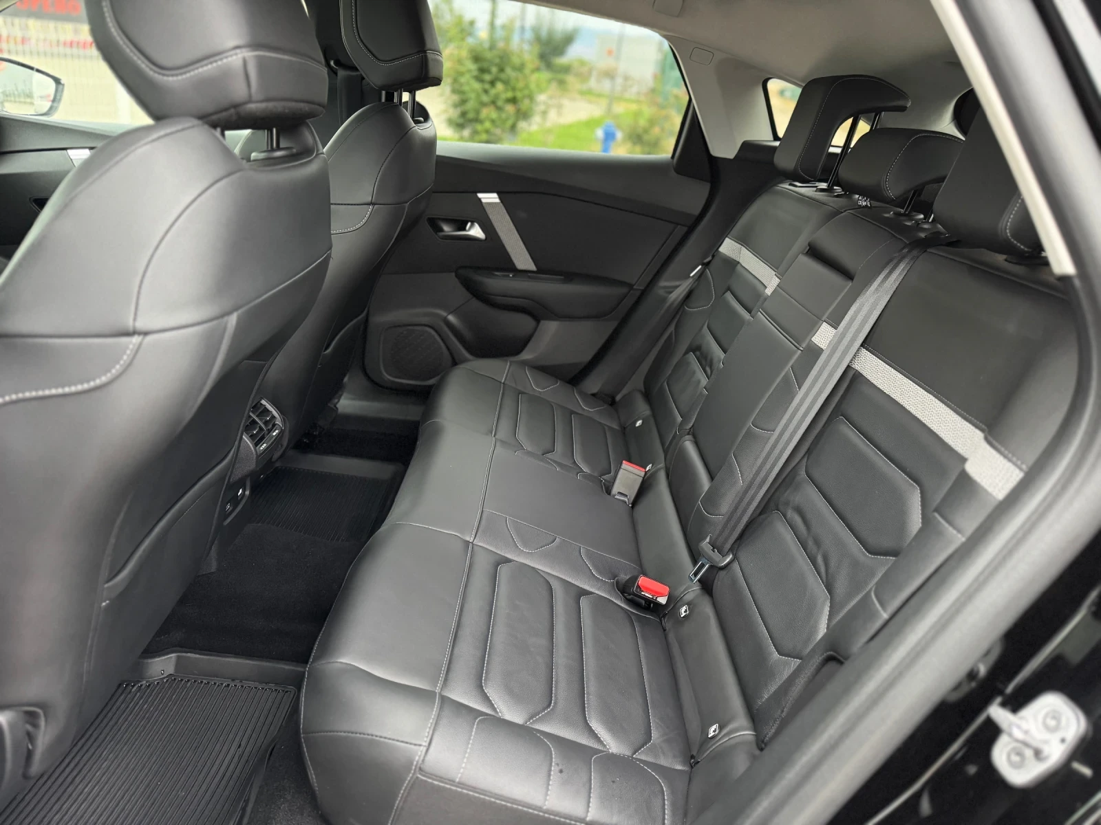 Citroen C4 PureTech Shine* Камера* Гаранция Панорама* Багажни - изображение 10