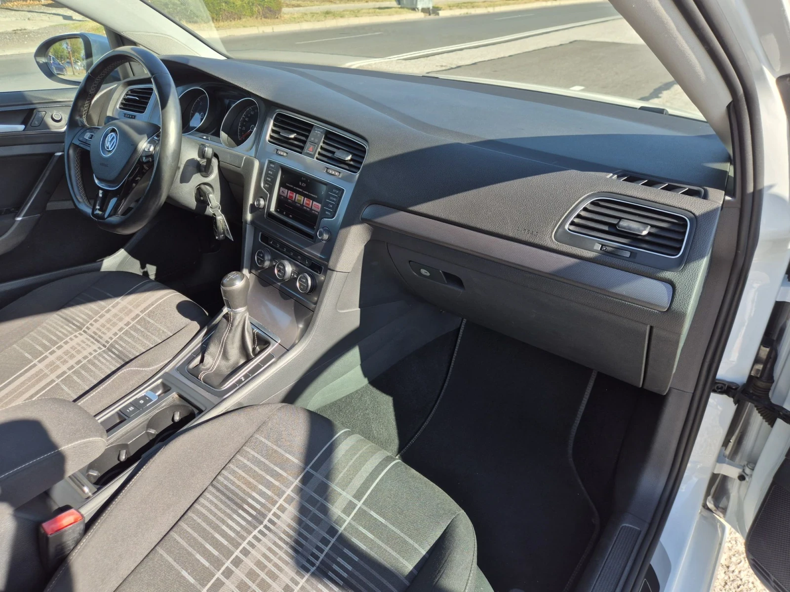 VW Golf 1.6 TDI LOUNGE, снимка 10 - Автомобили и джипове - 56008487