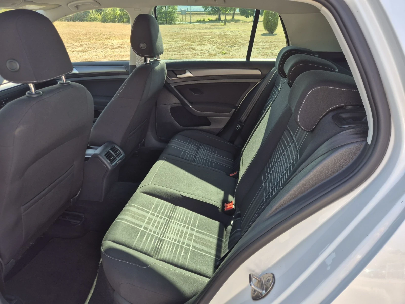 VW Golf 1.6 TDI LOUNGE, снимка 13 - Автомобили и джипове - 56008487