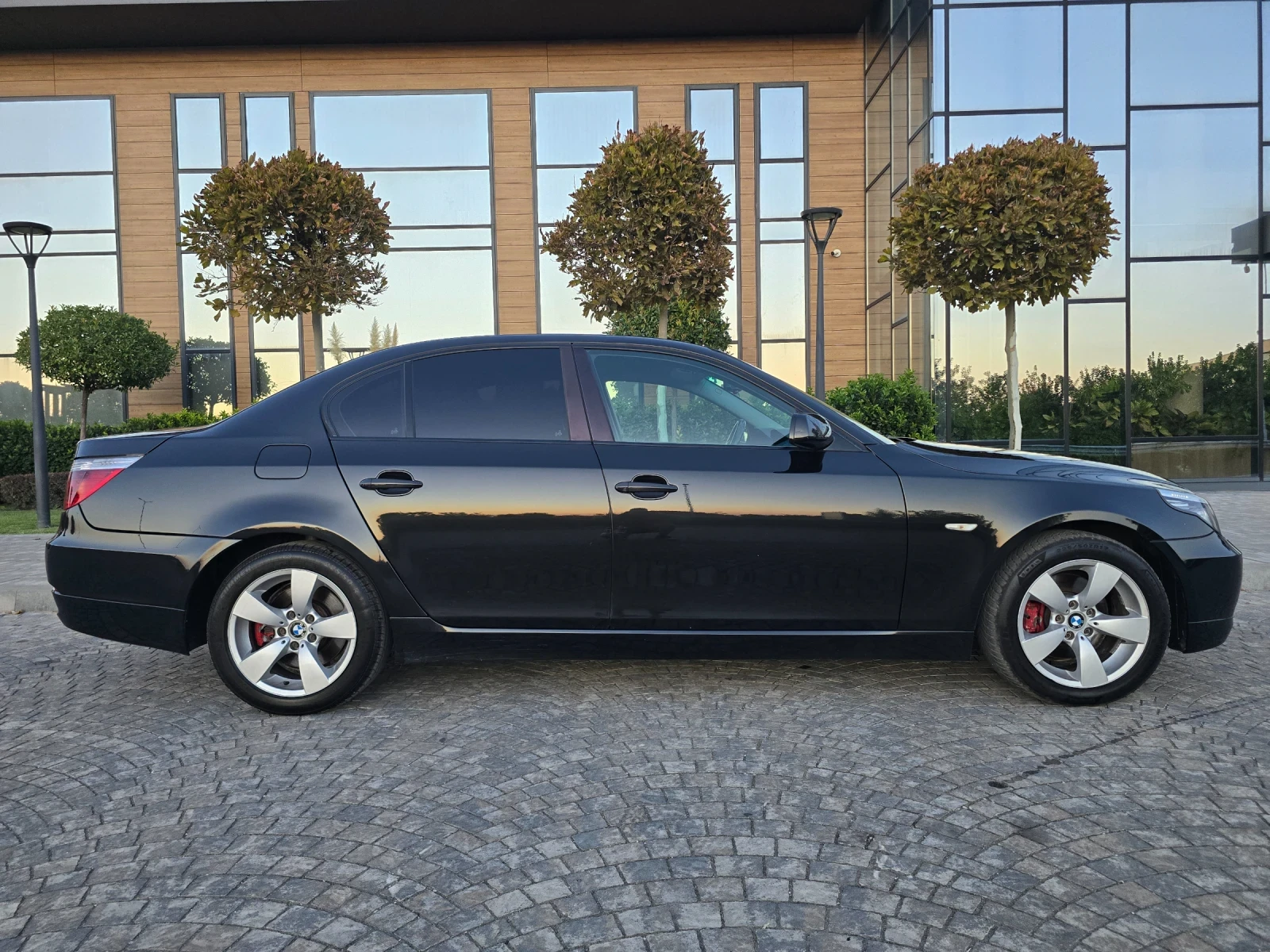 BMW 530 D Facelift.CIC Navi.Shadow line, снимка 3 - Автомобили и джипове - 56012275