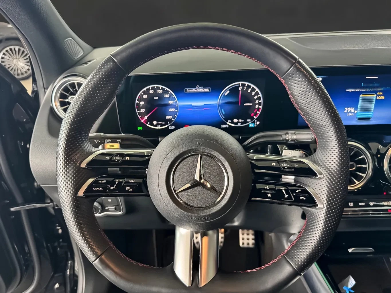 Mercedes-Benz GLA 250e AMG Line - изображение 8