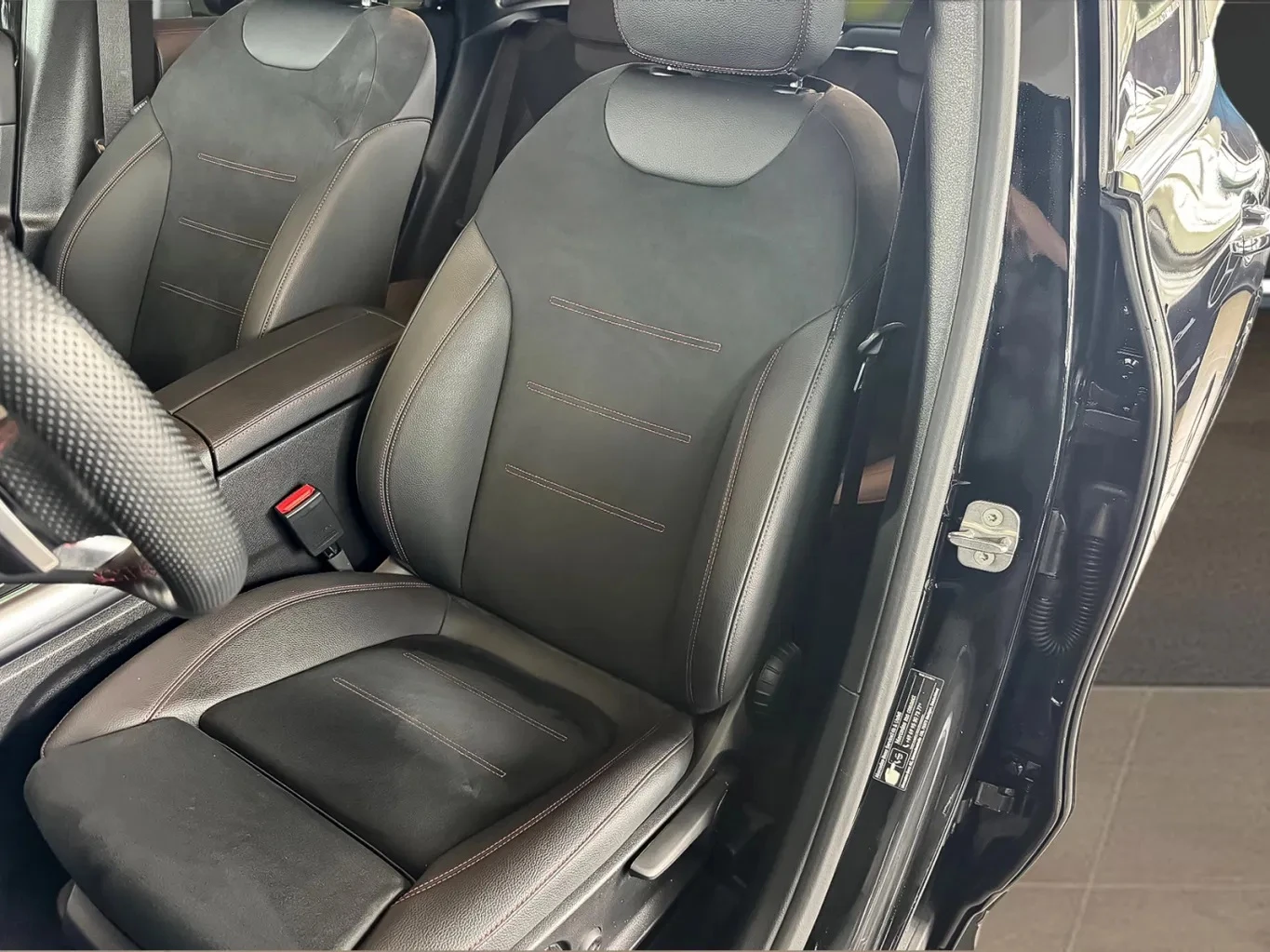 Mercedes-Benz GLA 250e AMG Line - изображение 6