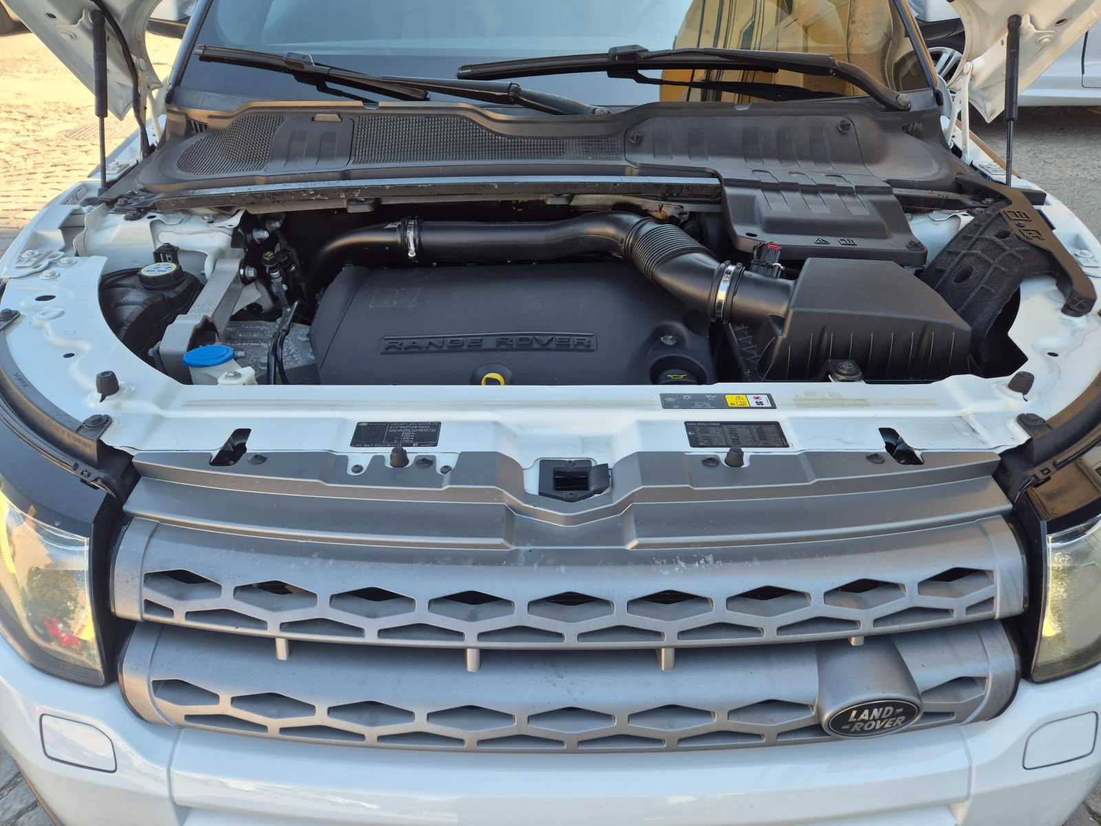 Land Rover Range Rover Evoque 2.2SD4, снимка 17 - Автомобили и джипове - 56059043