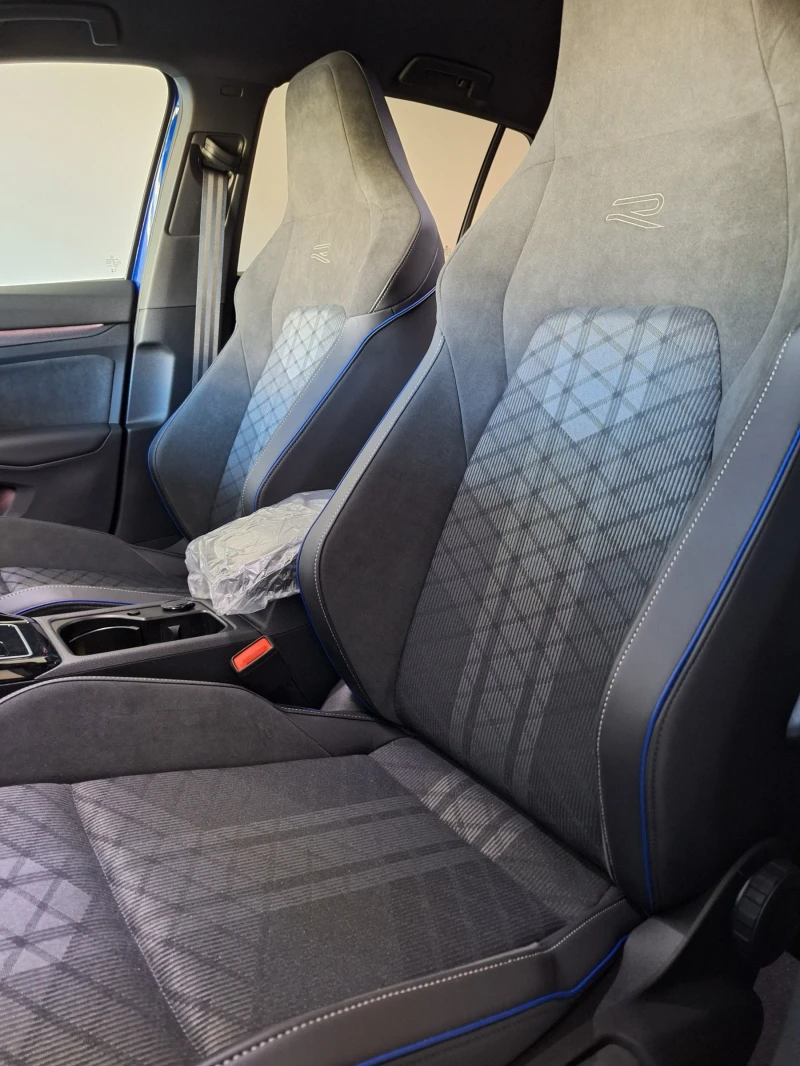 VW Golf 8.5 R-Line Plus* ЧИСТО НОВ TDI/Black/ NEW Гаранци, снимка 9 - Автомобили и джипове - 52517561