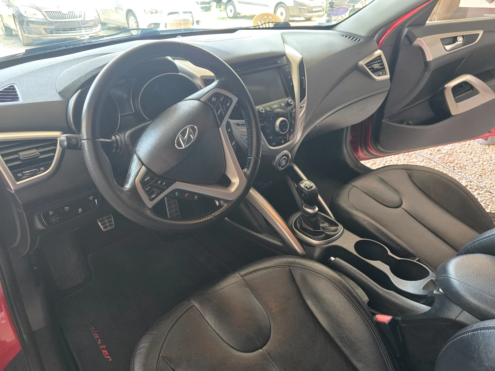 Hyundai Veloster  1.6 нави панорама, снимка 10 - Автомобили и джипове - 55796535