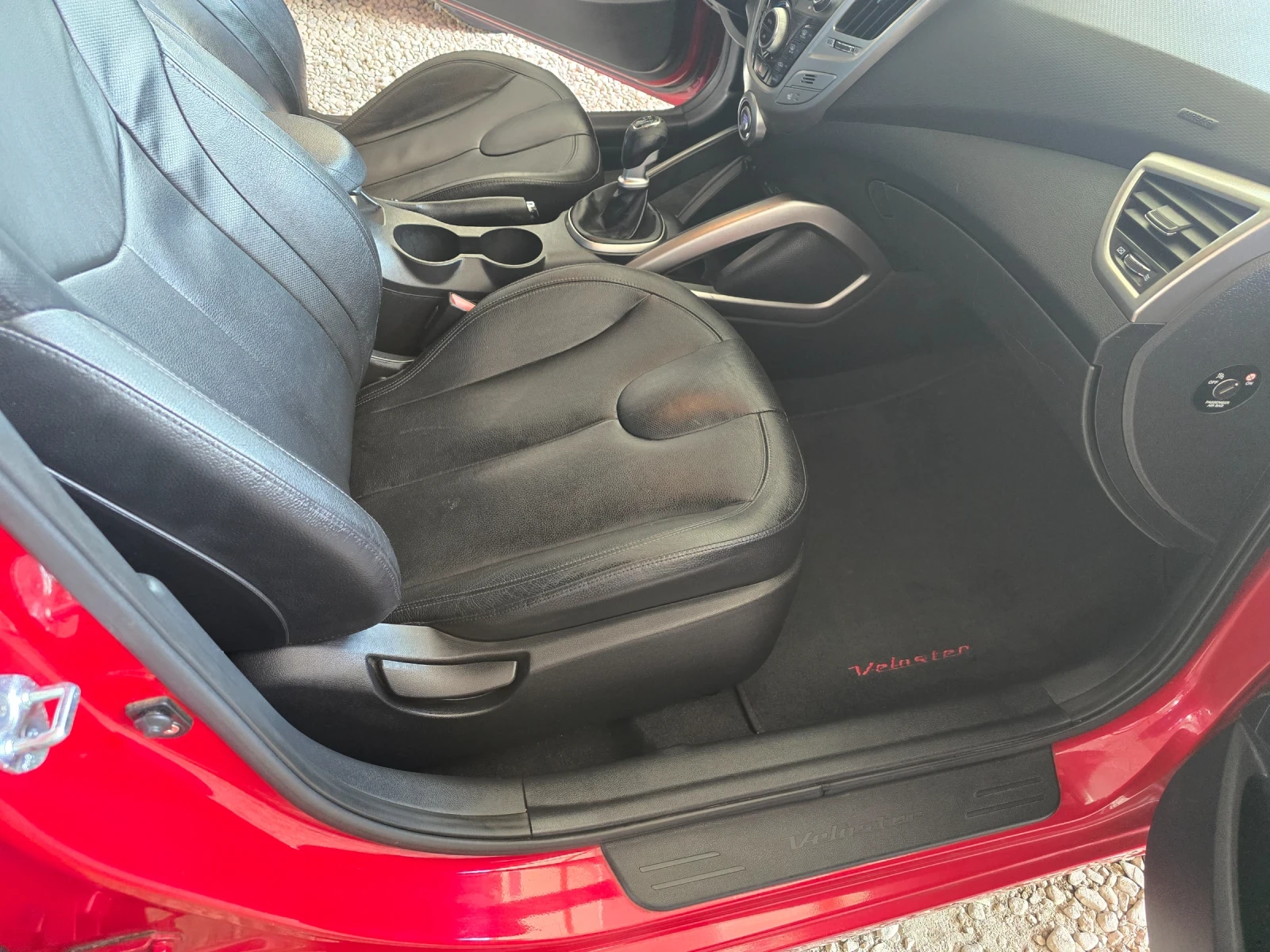 Hyundai Veloster  1.6 нави панорама, снимка 13 - Автомобили и джипове - 55796535