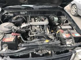 Toyota Hilux 2.5 d4d На части, снимка 2