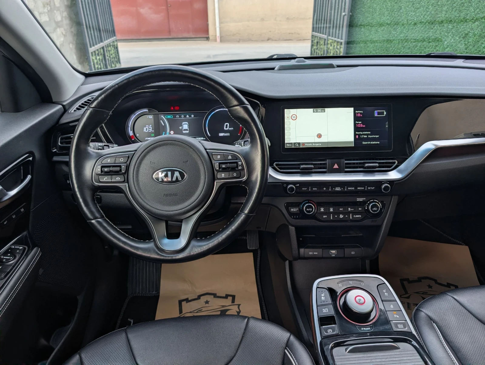 Kia Niro 64kWh* Дистроник* Обдухване* JBL* 97%SOH* , снимка 10 - Автомобили и джипове - 53227198