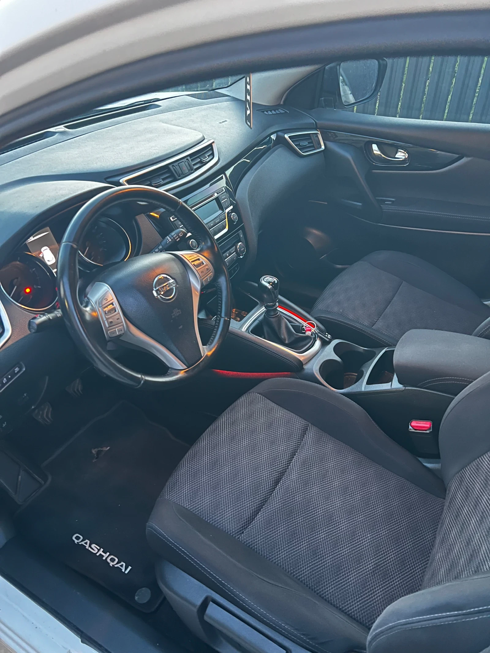 Nissan Qashqai 1.5 DCI, снимка 9 - Автомобили и джипове - 54840371
