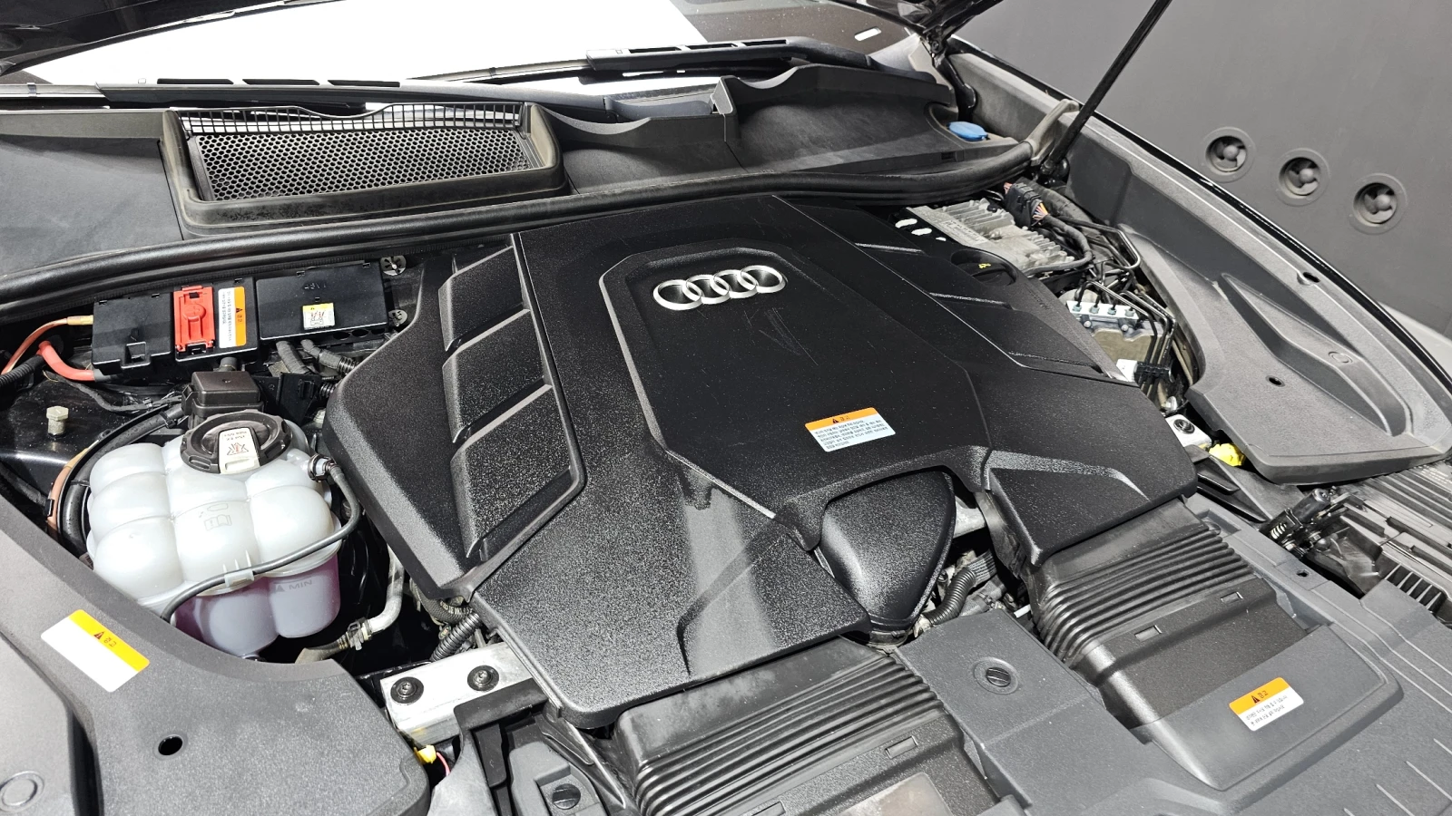 Audi Q8 55 TFSI quattro* 360* BLIND SPOT* HUD* КРАЙНА ЦЕНА, снимка 6 - Автомобили и джипове - 55984087