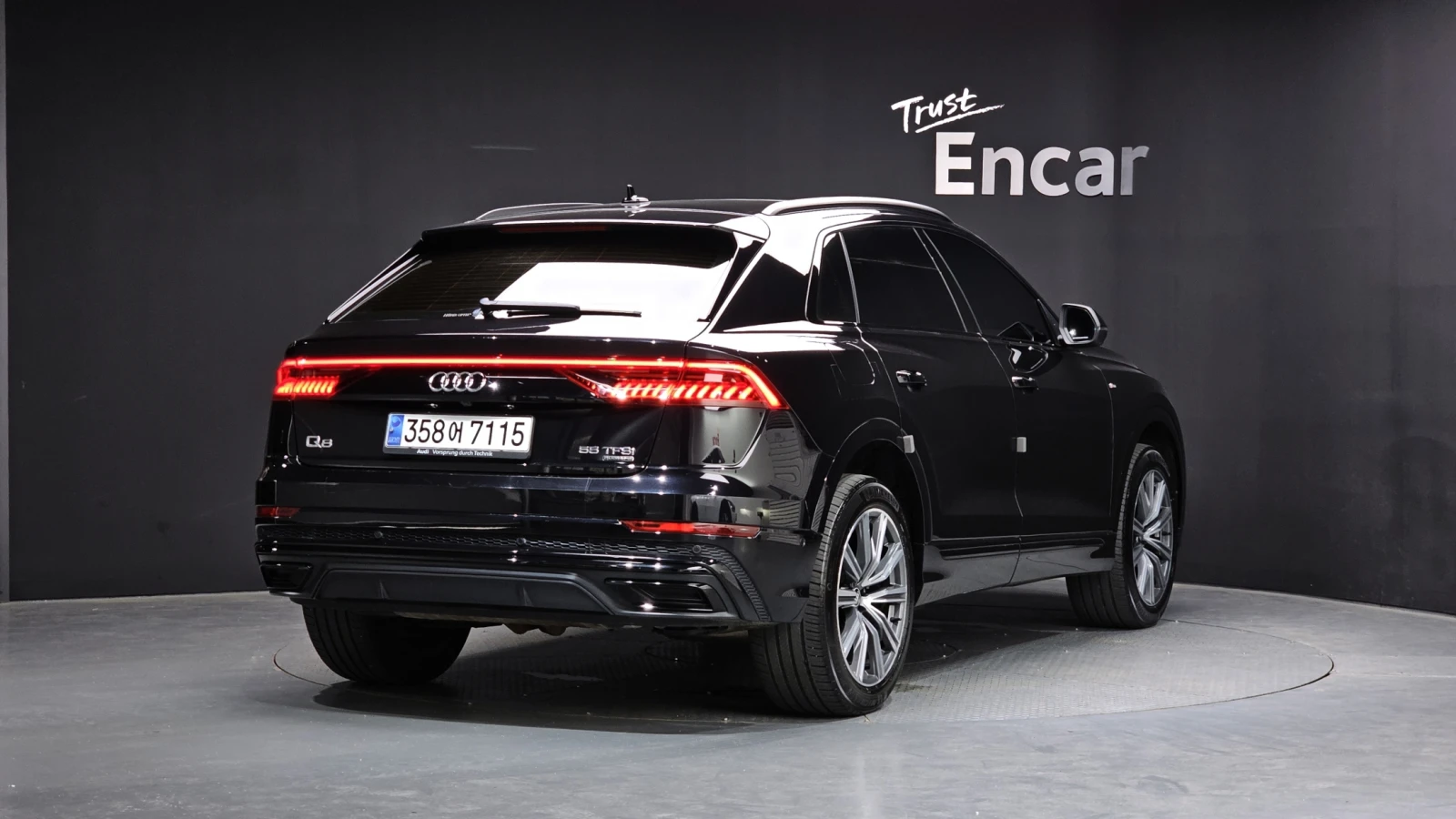 Audi Q8 55 TFSI quattro* 360* BLIND SPOT* HUD* КРАЙНА ЦЕНА, снимка 2 - Автомобили и джипове - 55984087