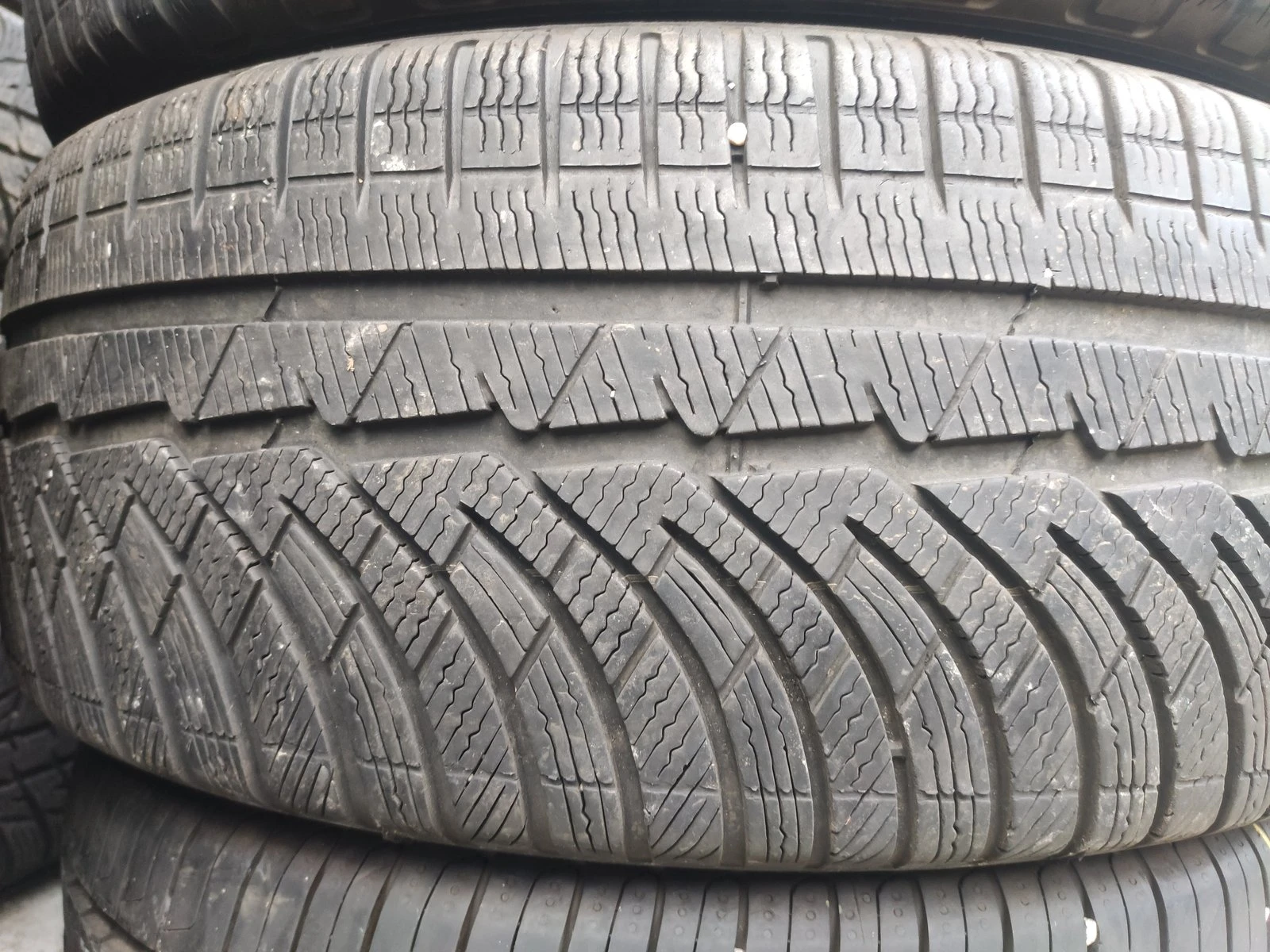 Гуми Зимни 225/55R18, снимка 2 - Гуми и джанти - 56735360
