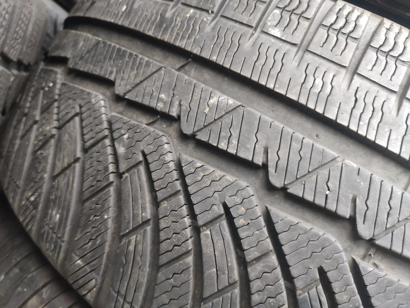 Гуми Зимни 225/55R18, снимка 4 - Гуми и джанти - 56735360
