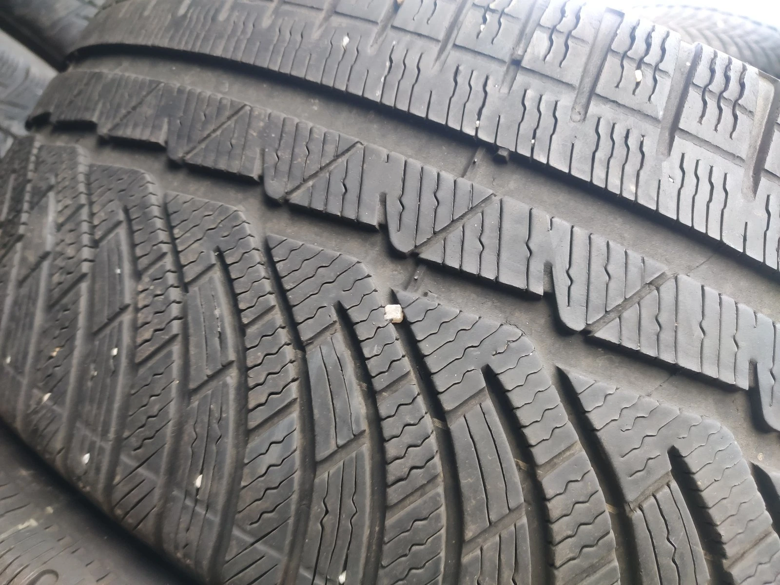 Гуми Зимни 225/55R18, снимка 3 - Гуми и джанти - 56735360