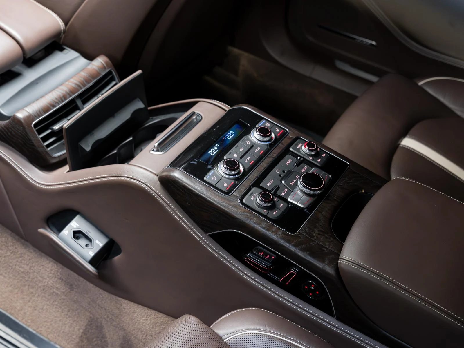 Audi A8 4.2 TDI* QUATTRO* BOSE* 3XTV* LONG* LED* ОБДУХВ* P, снимка 17 - Автомобили и джипове - 54257841